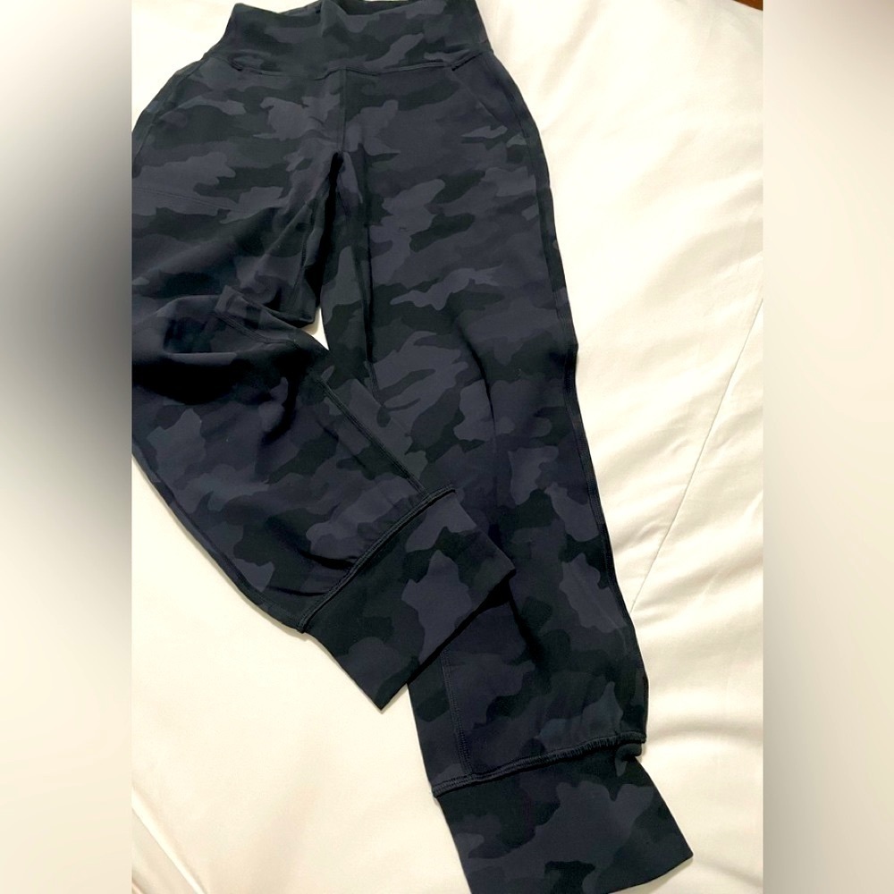 NWOT - Lululemon cropped pants with pockets - Picture 2 of 6